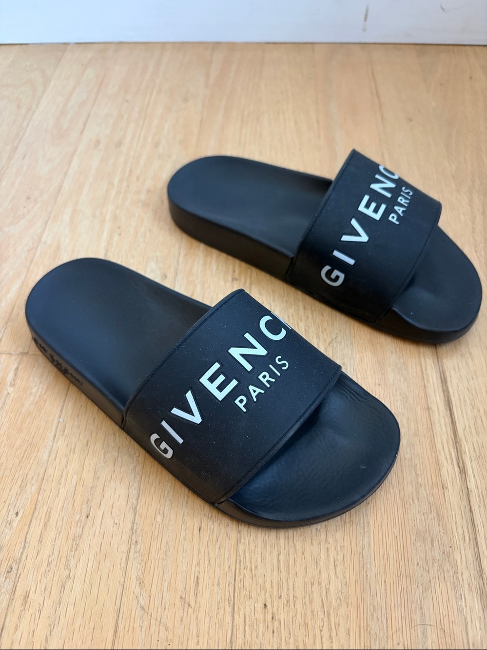 Givenchy Logo Slide size 35